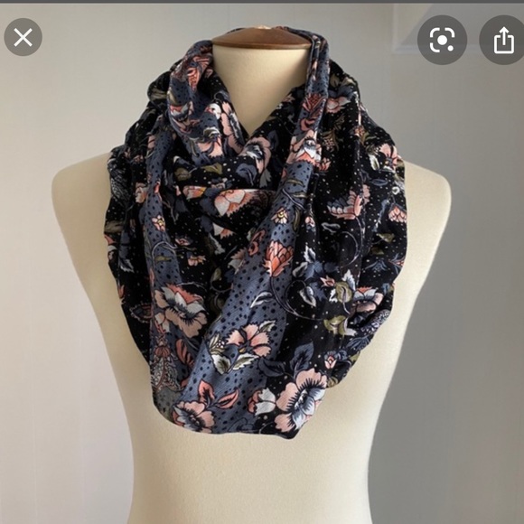 LOFT Accessories - NWT LOFT Lightweight Scarf